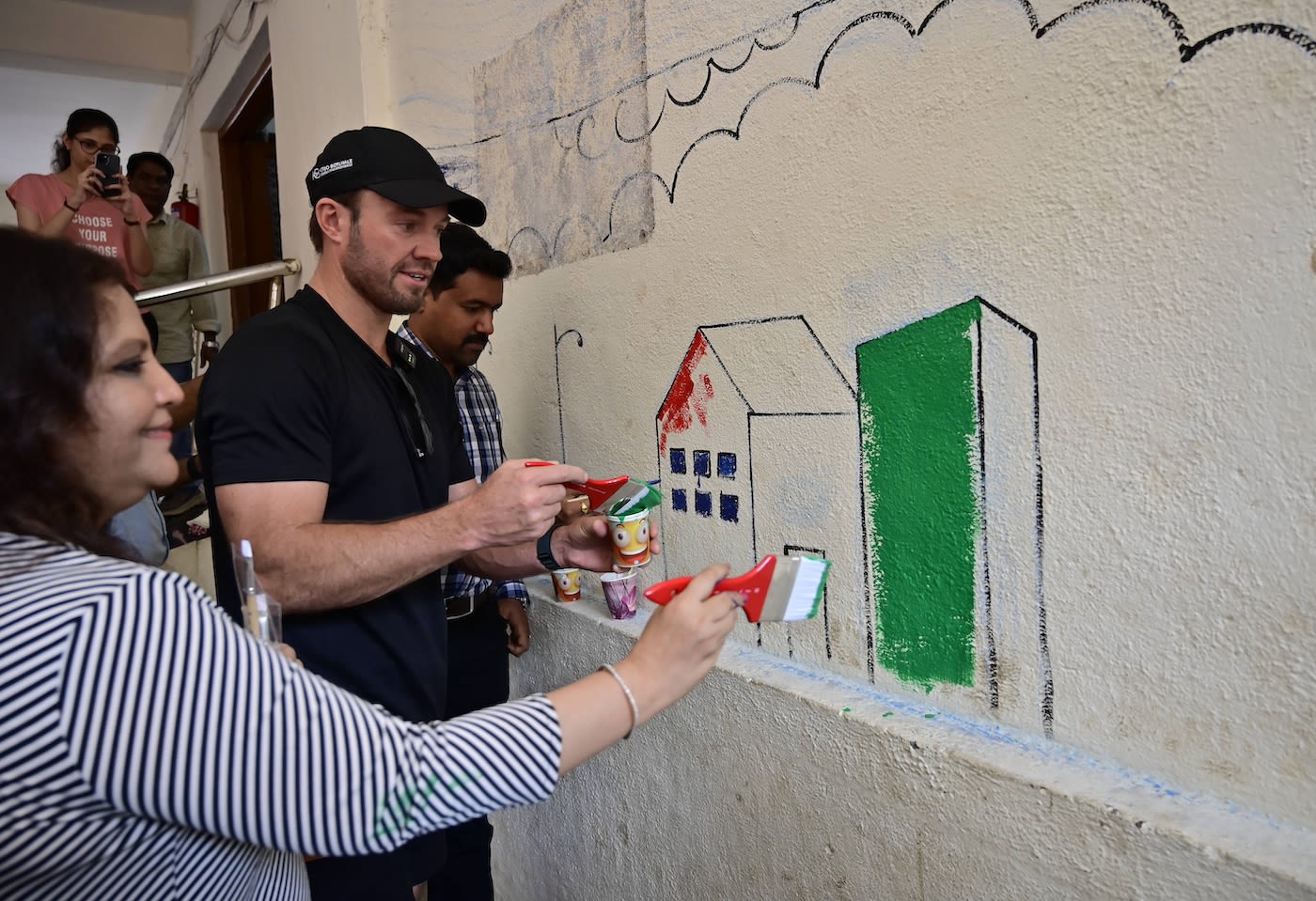 AB de Villiers has a go at wall-painting