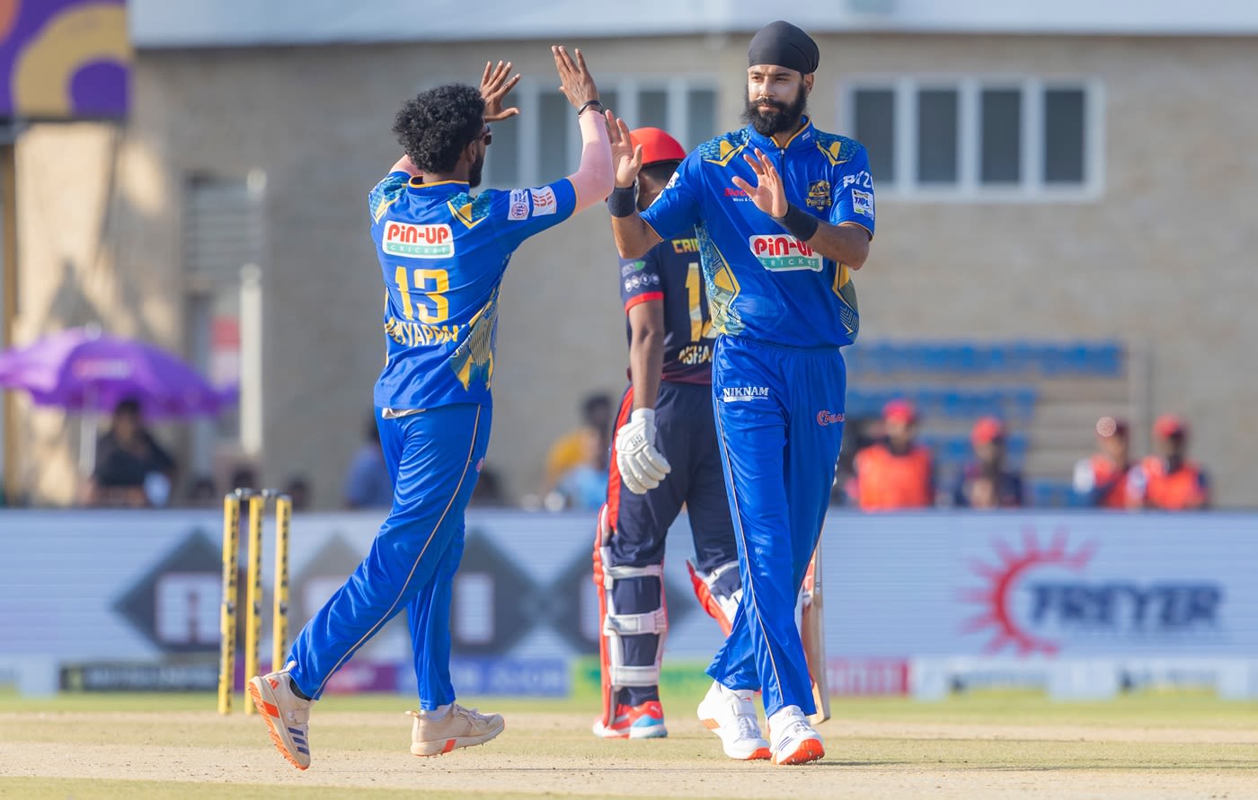 Gurjapneet Singh celebrates a wicket with Karthik Meiyappan