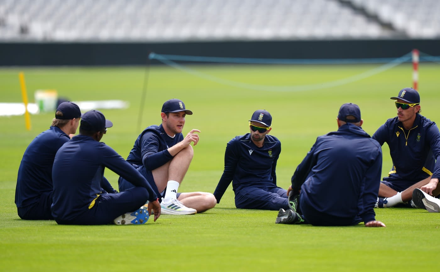 Stuart Broad has a chat with South Africa players