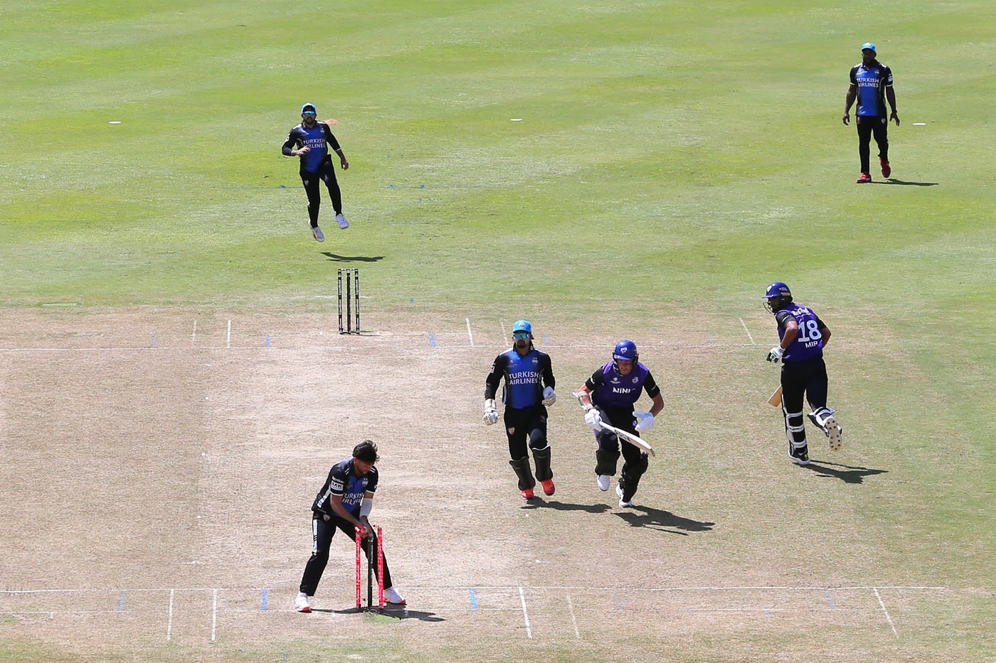 Azmatullah Omarzai runs out Billy Stanlake off the final ball to seal Rangpur Riders' one-run win