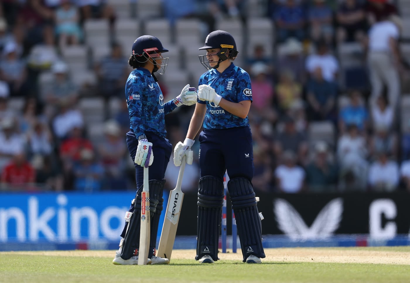 Sophia Dunkley and Alice Davidson-Richards put on a 106-run stand