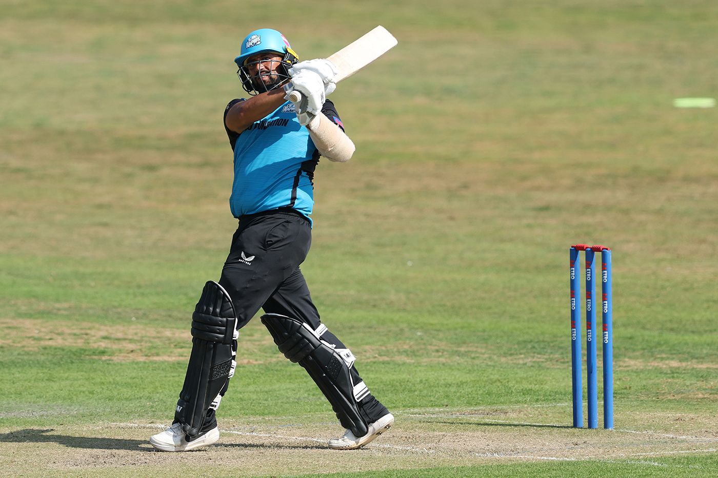 Brett D'Oliveira picks one up over the leg side