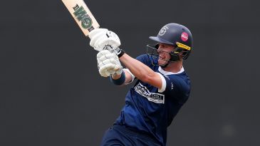 Fuller four-for, Gubbins 87* lead Hampshire's thrashing of Surrey