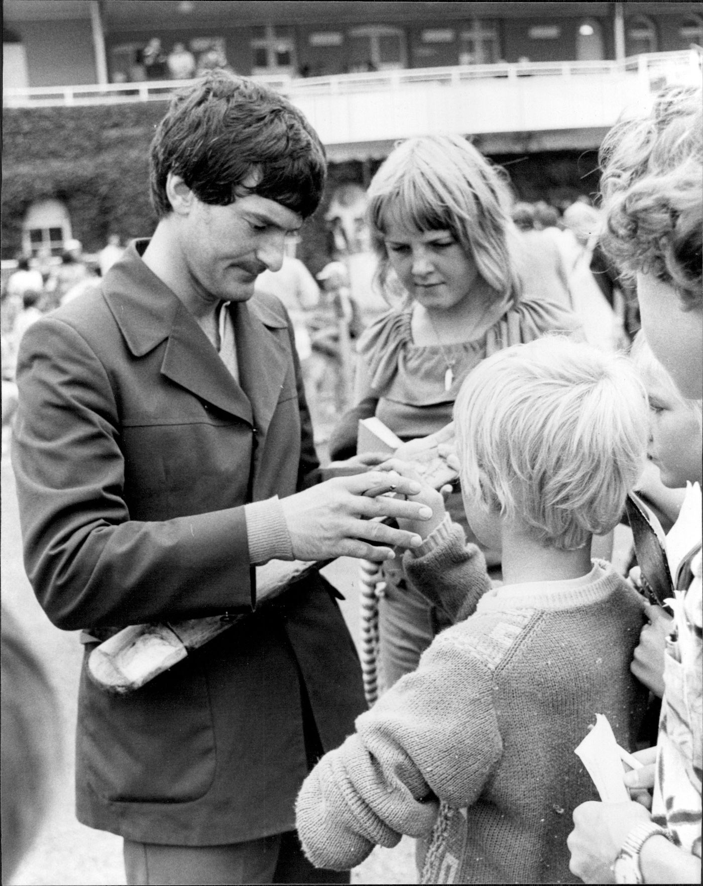 Alan Knott signs autographs