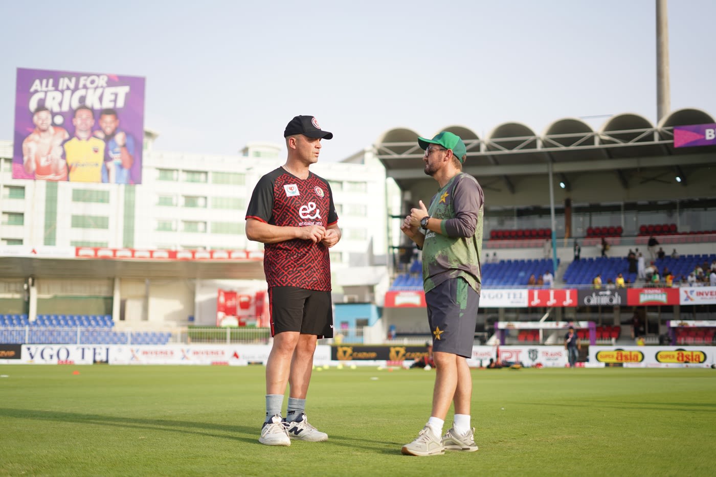 Head coaches Jonathan Trott and Mike Hesson exchange notes