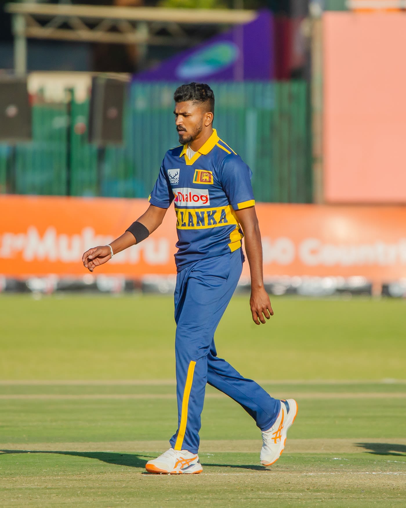 Dilshan Madushanka walks back to his mark