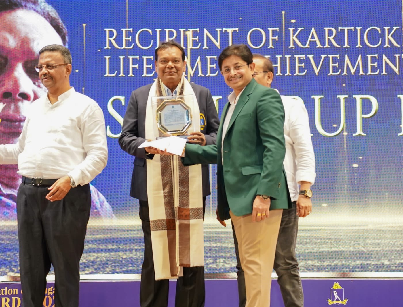 Arup Bhattacharya receives the lifetime achievement award from Snehasish Ganguly
