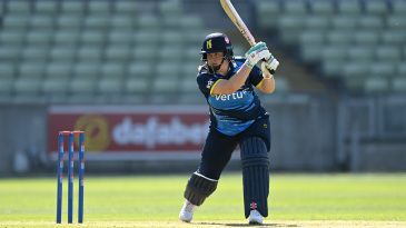 Freeborn, Perrin fifties lay platform for Warwickshire's first win