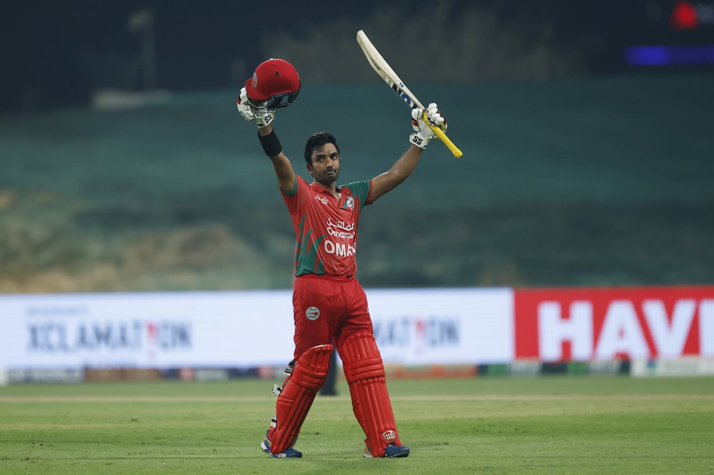 Aamir Kaleem celebrates his fifty