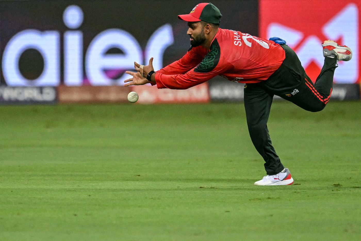 Shamim Hossain dropped Dasun Shanaka on 38
