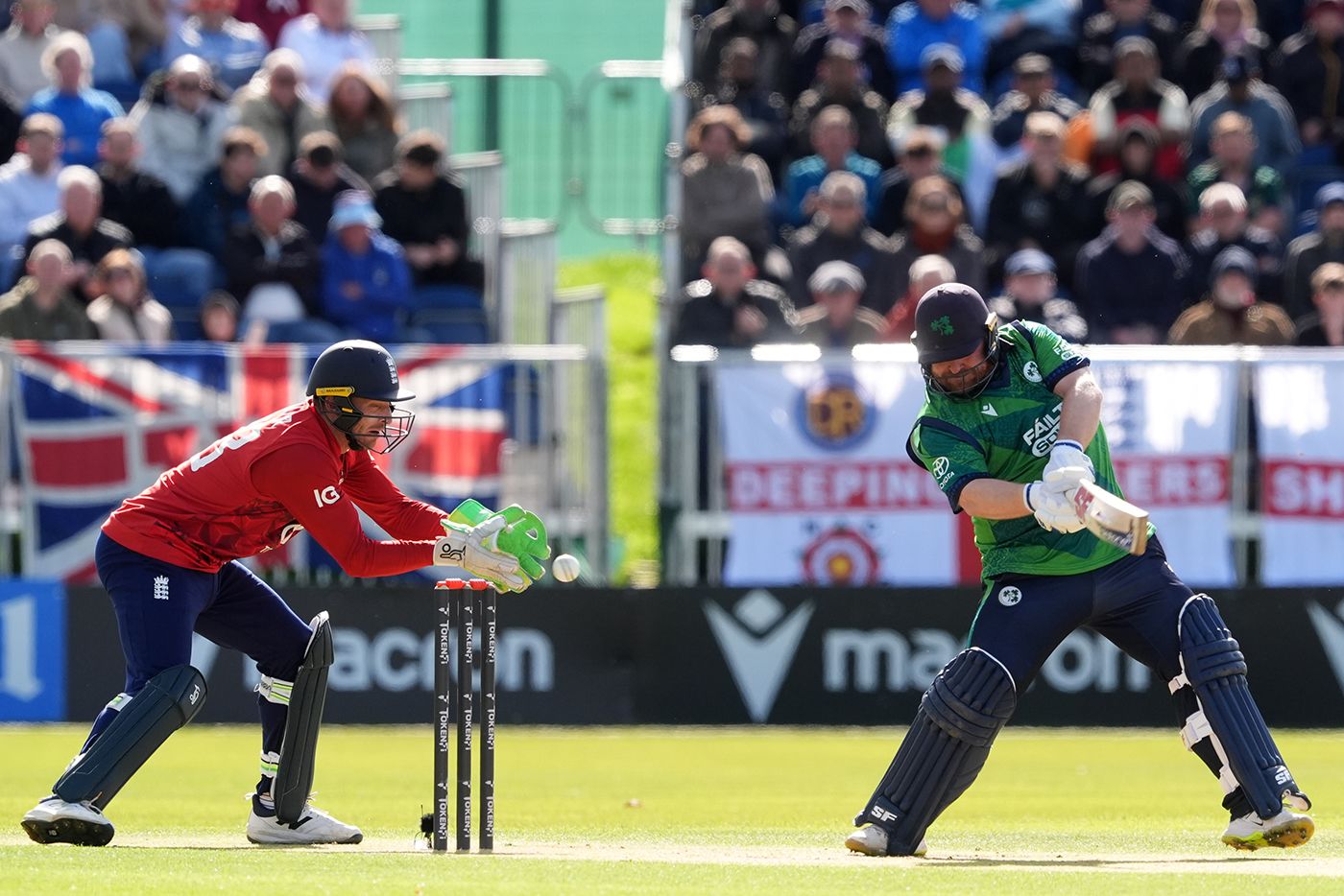 Jos Buttler collects Paul Stirling's thin edge behind