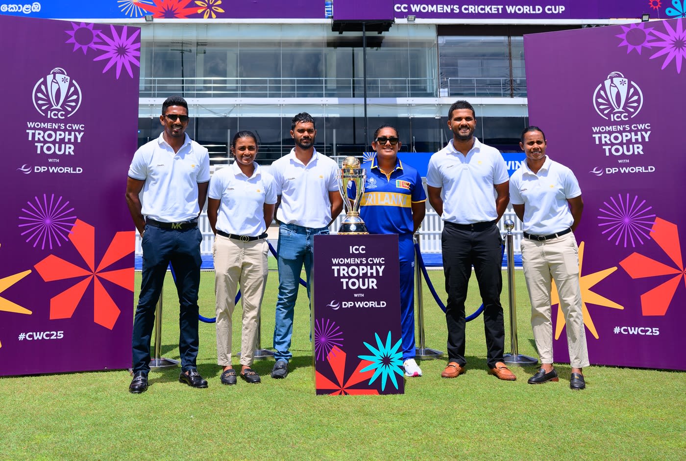 Vishwa Fernando, Harshitha Samarawickrama, Dhananjaya de Silva, Chamari Athapaththu, Dinesh Chandimal and Nilakshika Silva with the Women's World Cup