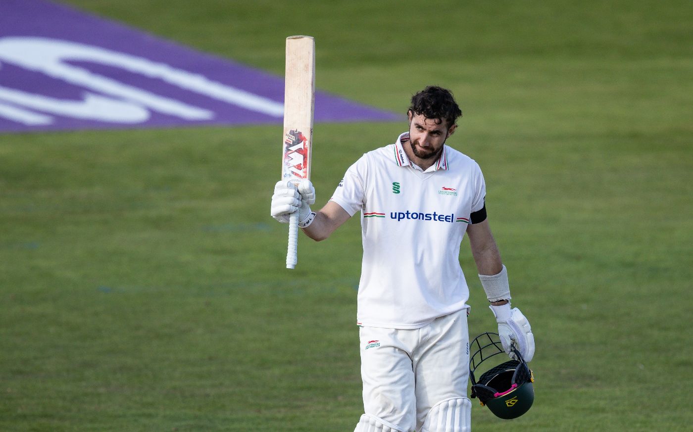 Stevie Eskinazi's first-day century anchored Leicestershire