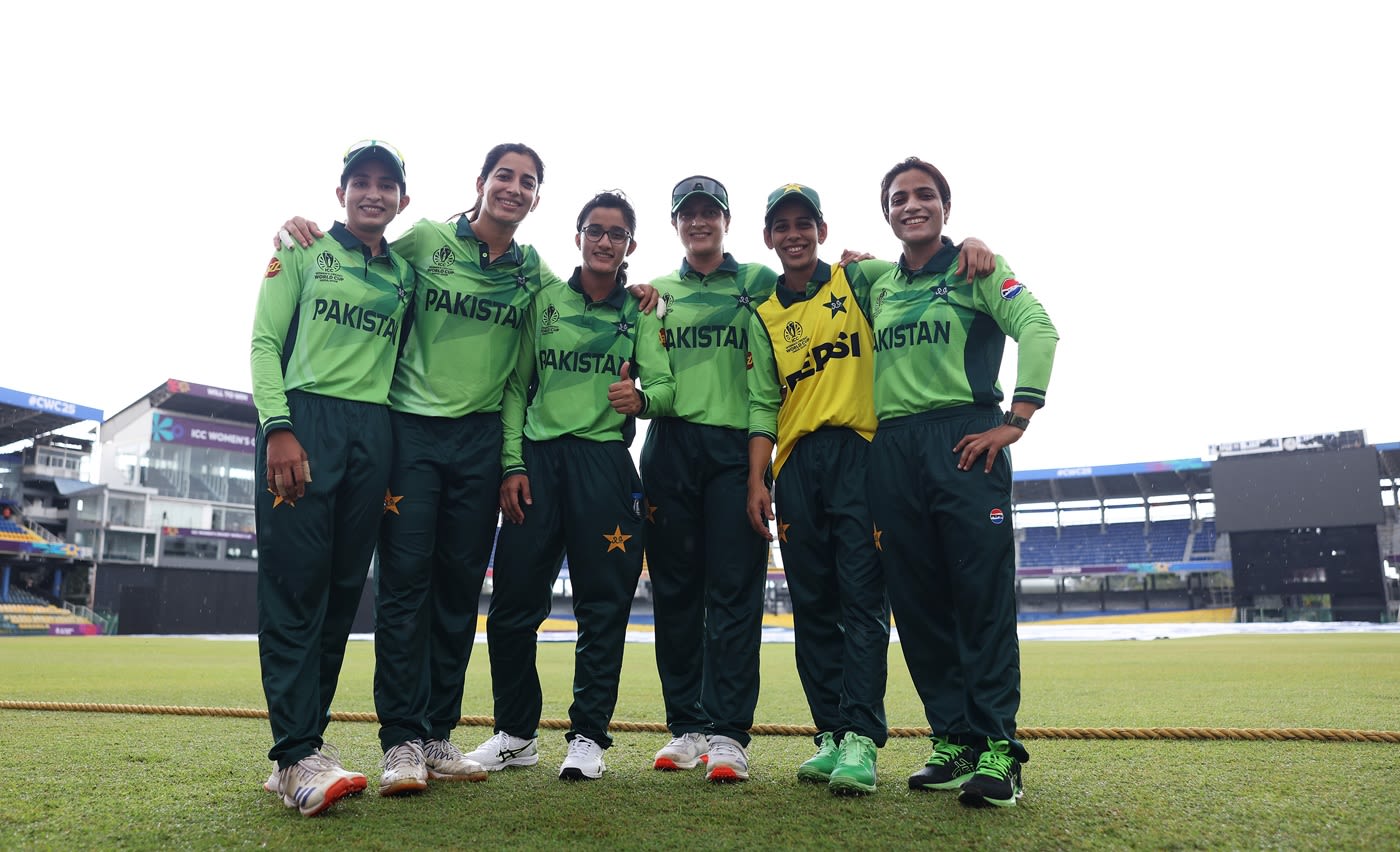 Omaima Sohail, Aliya Riaz, Muneeba Ali, Natalia Pervaiz, Sidra Nawaz and Sidra Amin pose