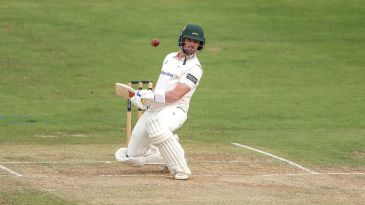 Lewis Hill vigil keeps Leicestershire afloat as Essex eye top spot