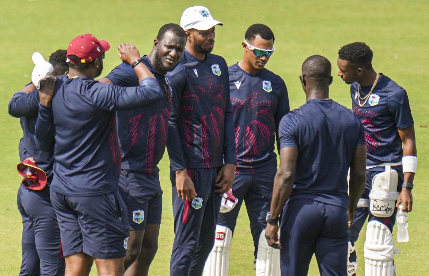 Coach Daren Sammy and captain Roston Chase have a chat with their players