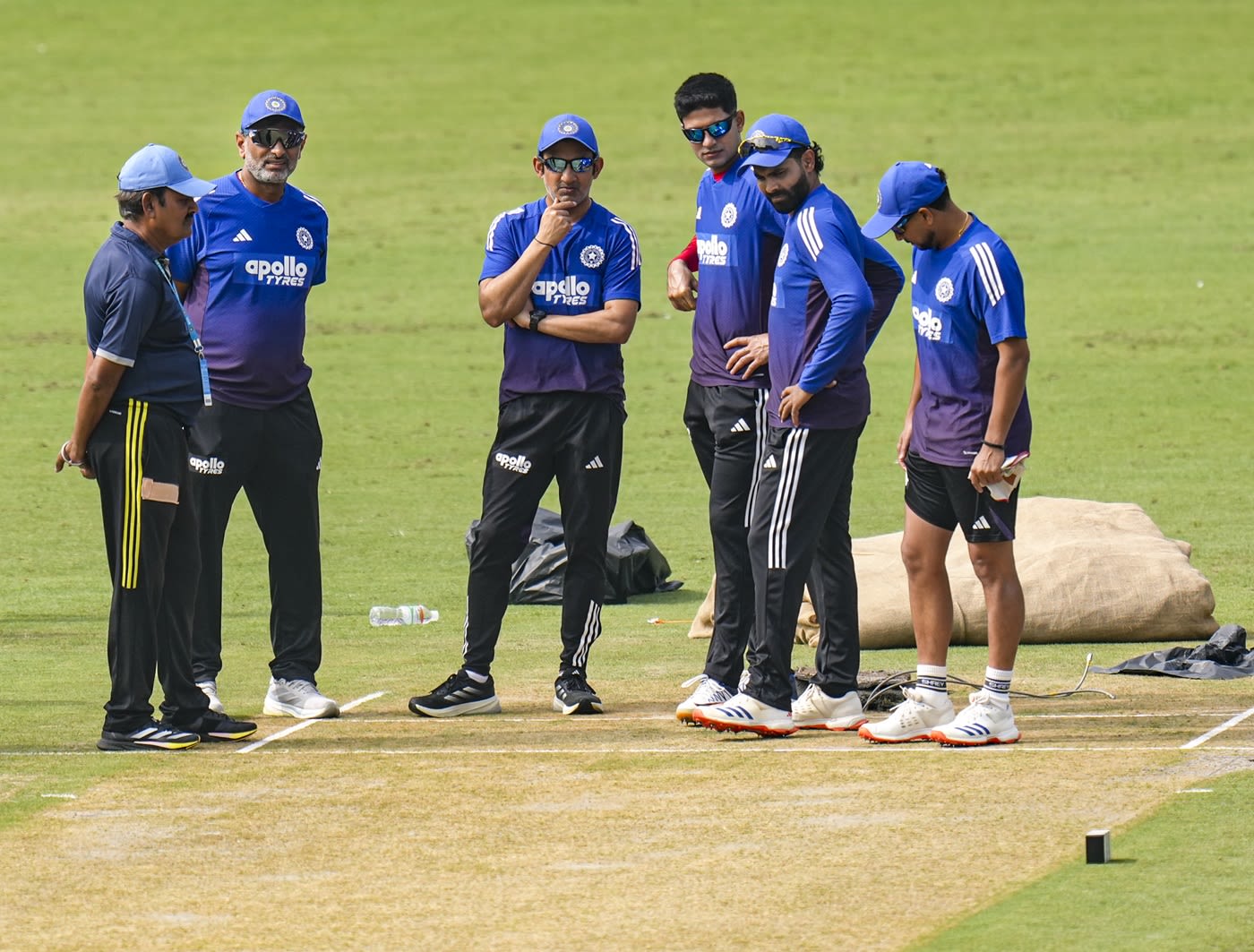 Sitanshu Kotak, Gautam Gambhir, Shubman Gill, Ravindra Jadeja and Kuldeep Yadav inspect the Delhi pitch