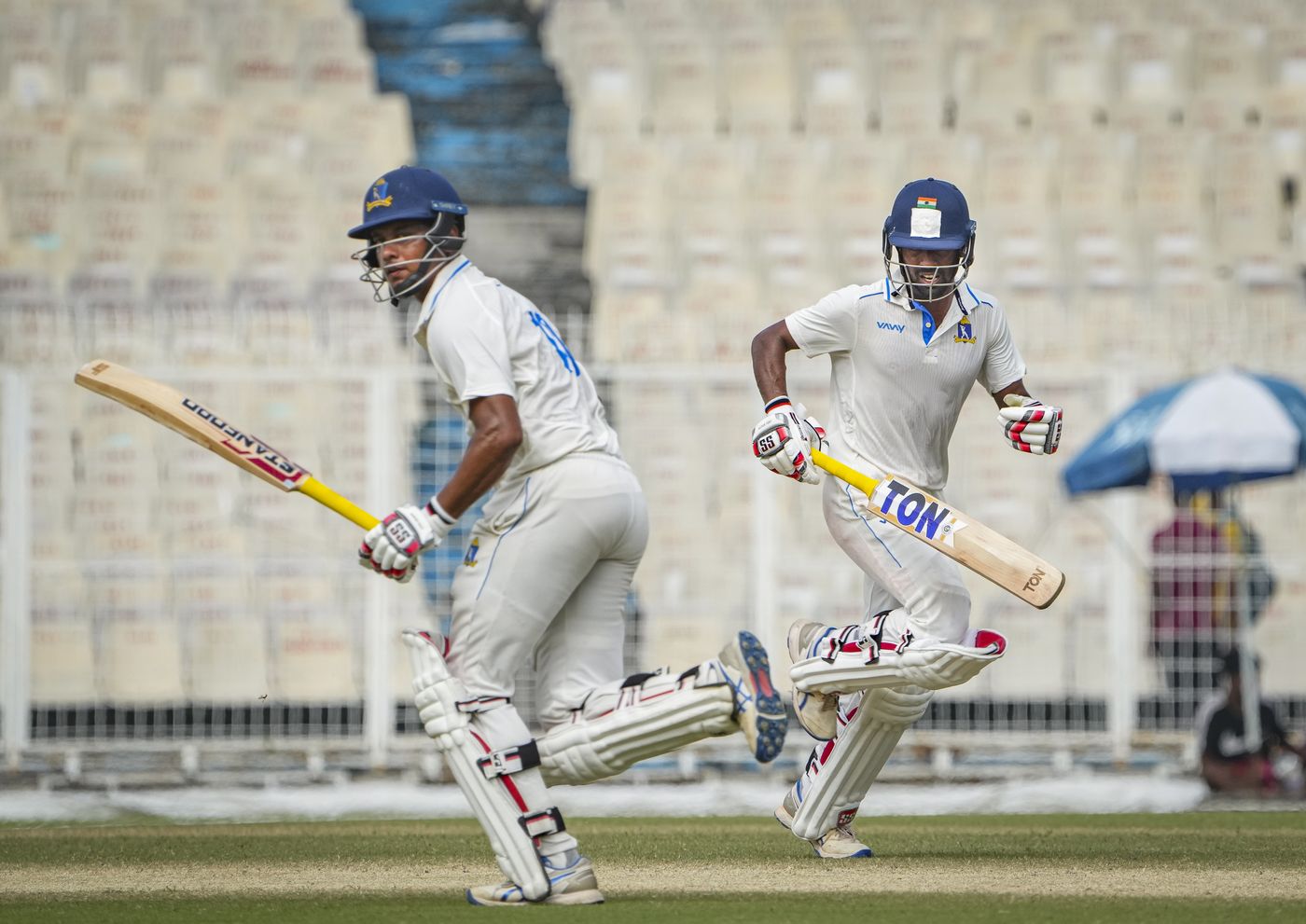 Sudip Chatterjee and Abhimanyu Easwaran run between the wickets