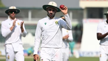 Stubbs, de Zorzi dig in after Maharaj's seven spins out Pakistan