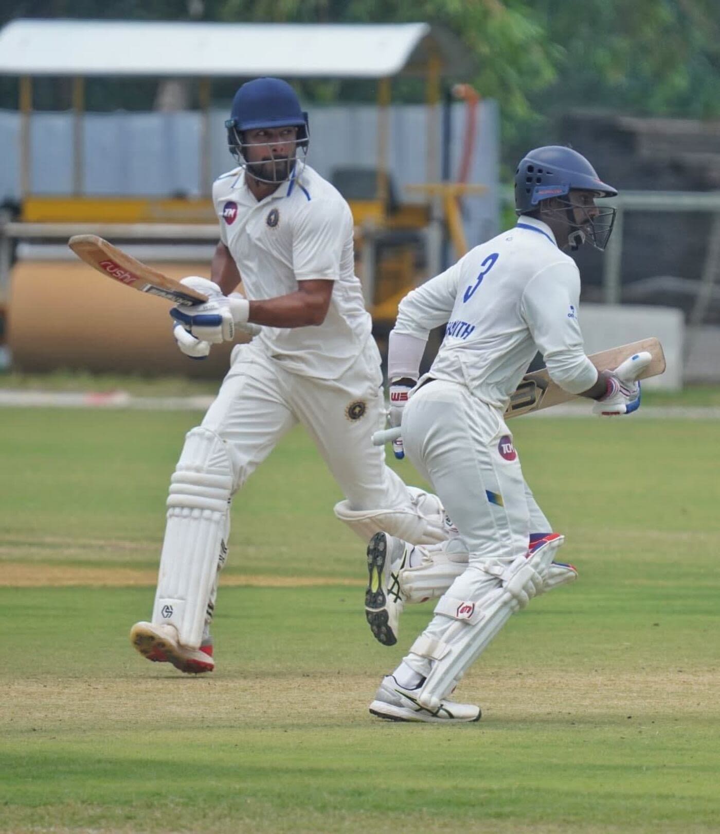 Rohan Kunnummal and Baba Aparajith run between the wickets