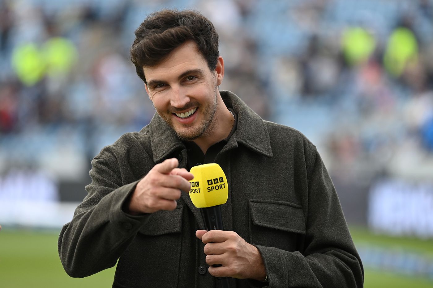 Steven Finn spots the photographer