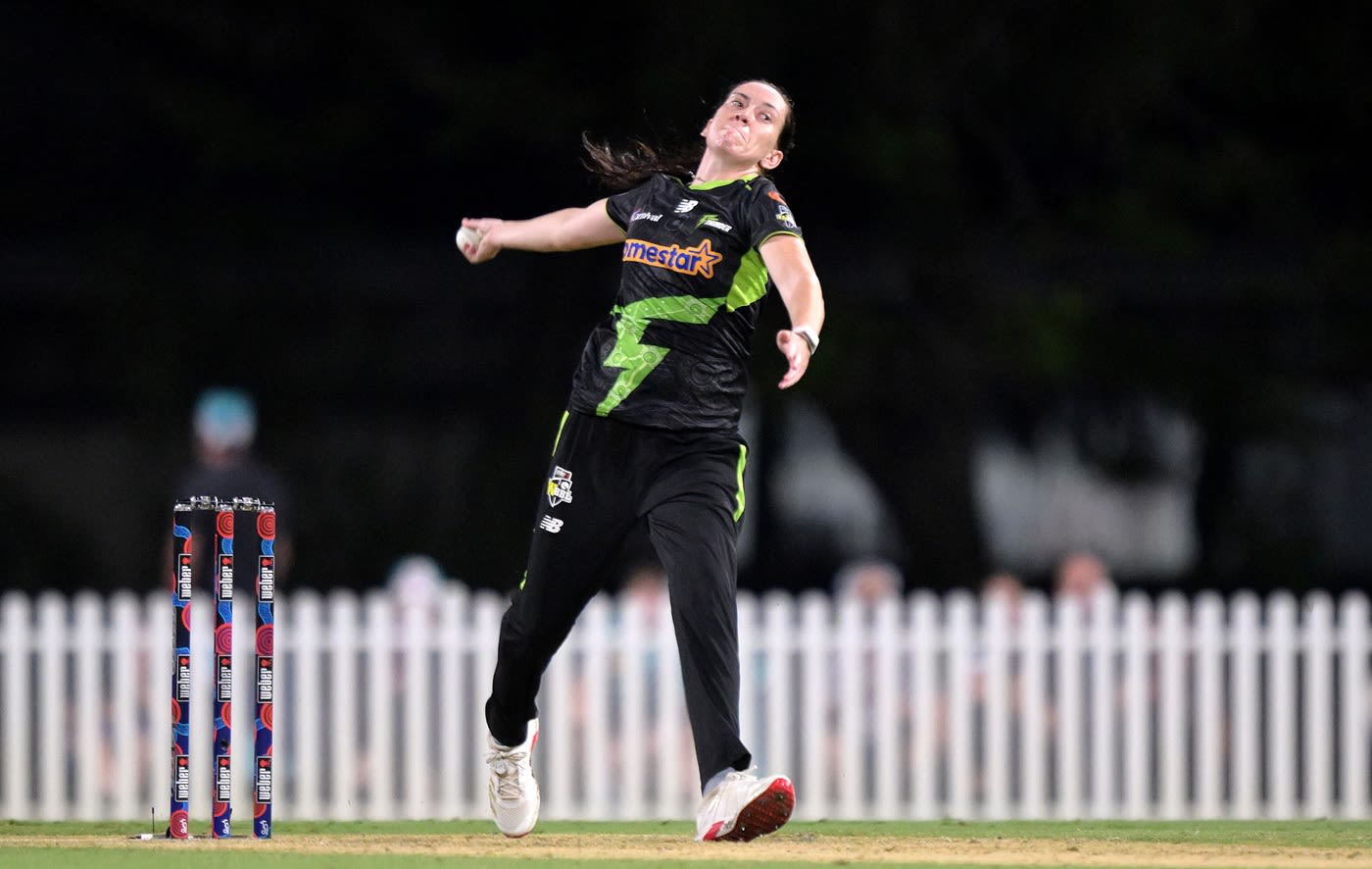 Em Arlott took three wickets for Sydney Thunder