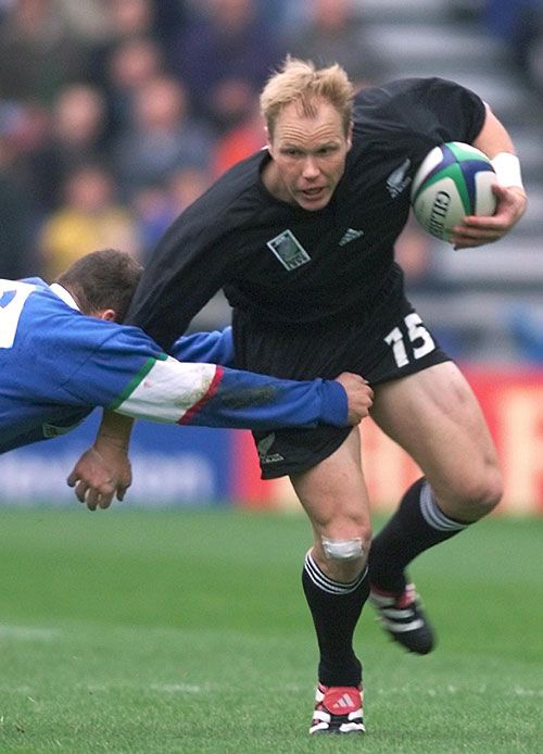 Jeff Wilson evades an Italian tackle