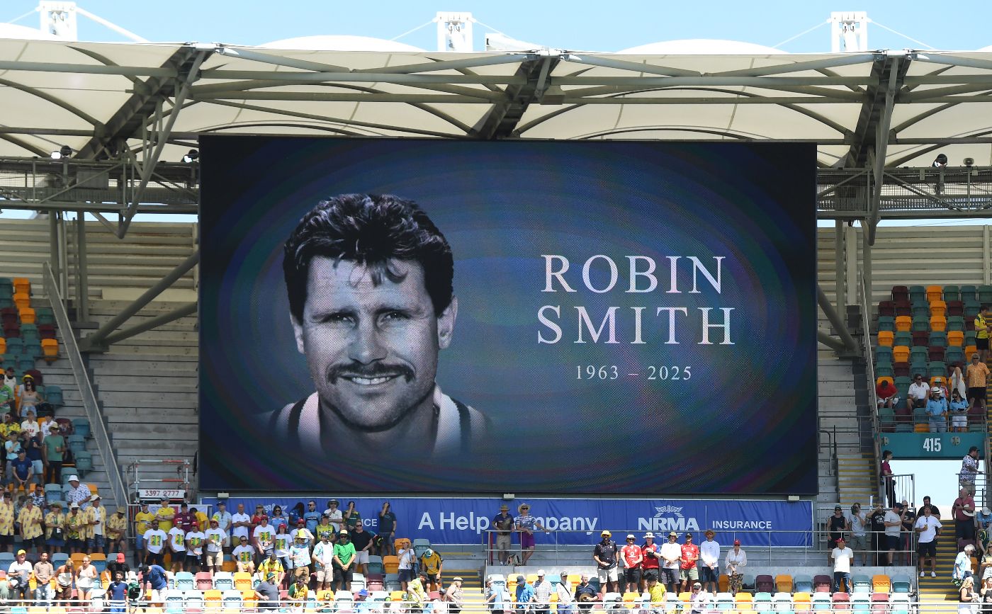 Tributes were paid to the late Robin Smith before the start of the Gabba Test