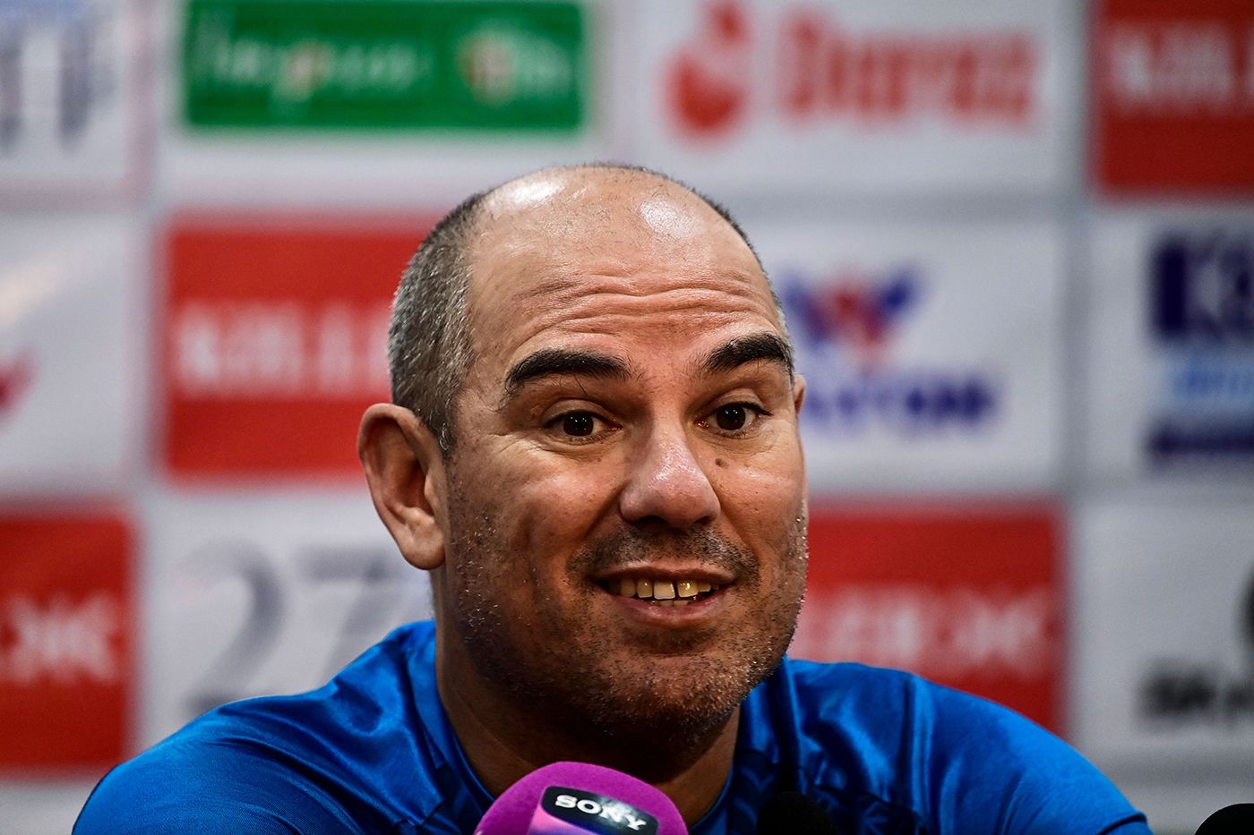 Russell Domingo speaks to the press
