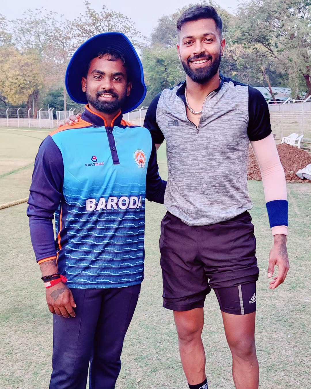 Amit Pasi strikes a pose with Hardik Pandya