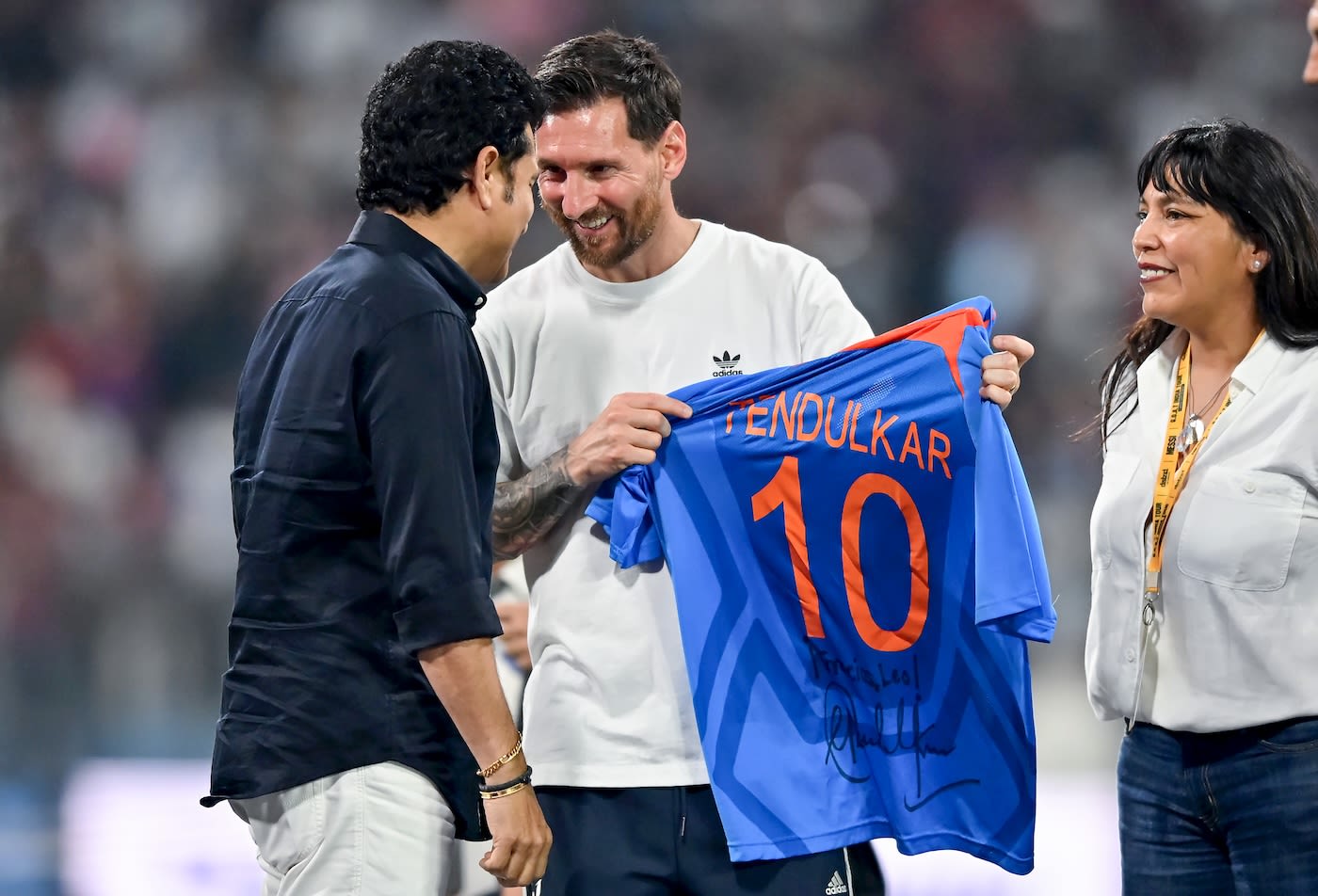 No. 10 for No. 10: Sachin Tendulkar presented his jersey to Lionel Messi