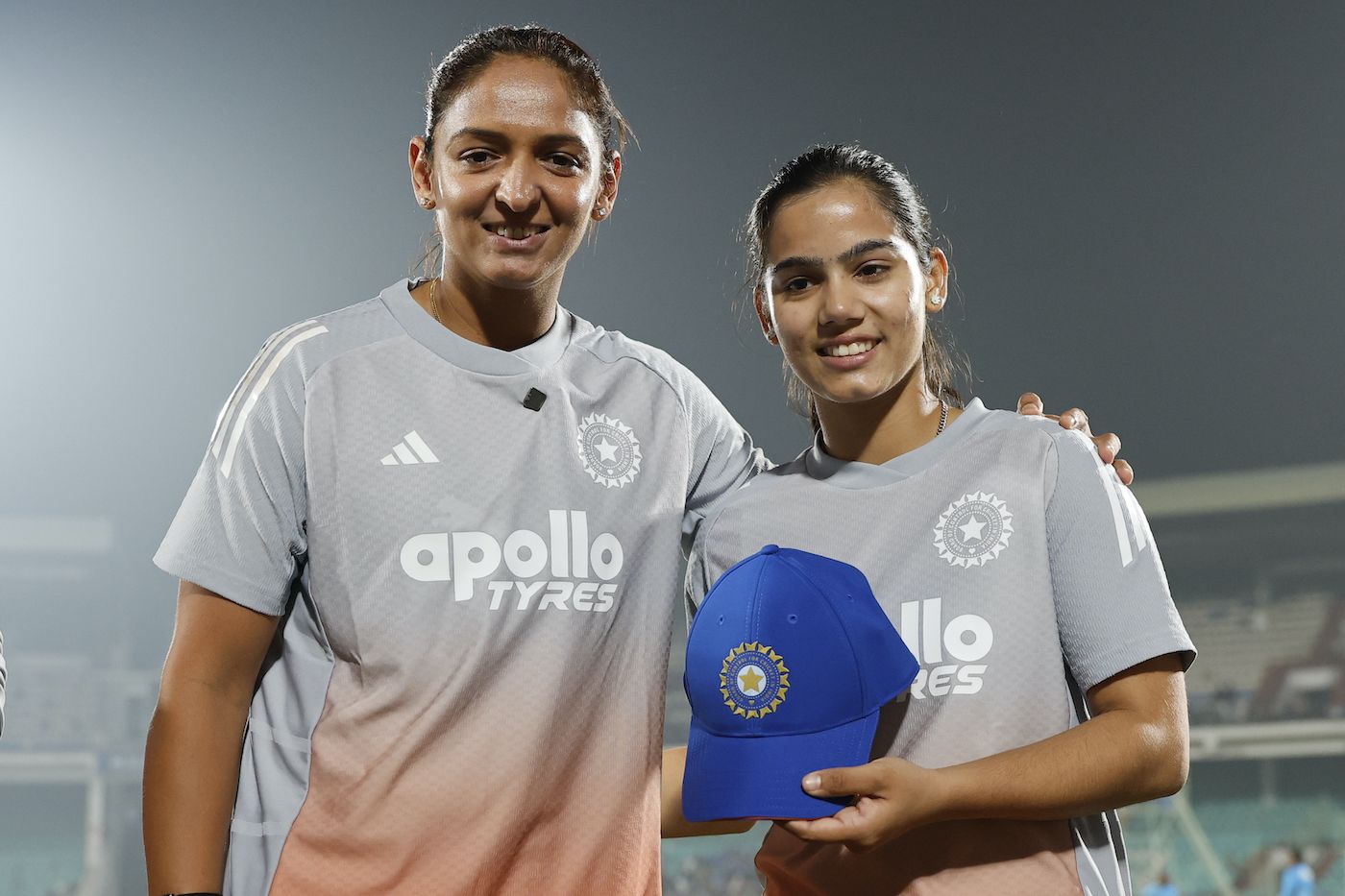 Harmanpreet Kaur presented Vaishnavi Sharma her maiden T20I cap
