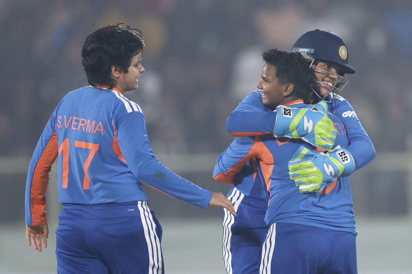 Deepti Sharma celebrates with Richa Ghosh and Shafali Verma after getting Hasini Perera