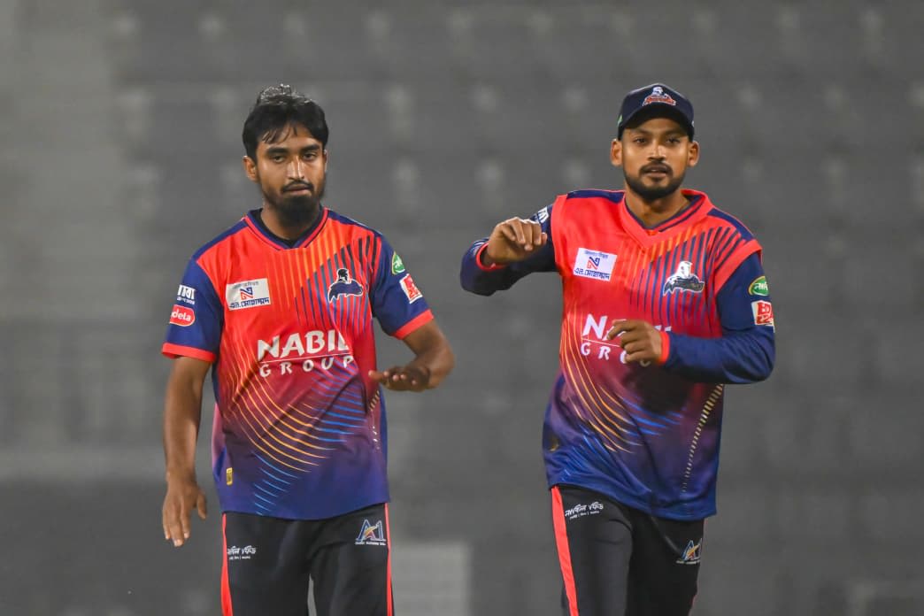 Tanzim Hasan Sakib celebrates a wicket with Najmul Hossain Shanto