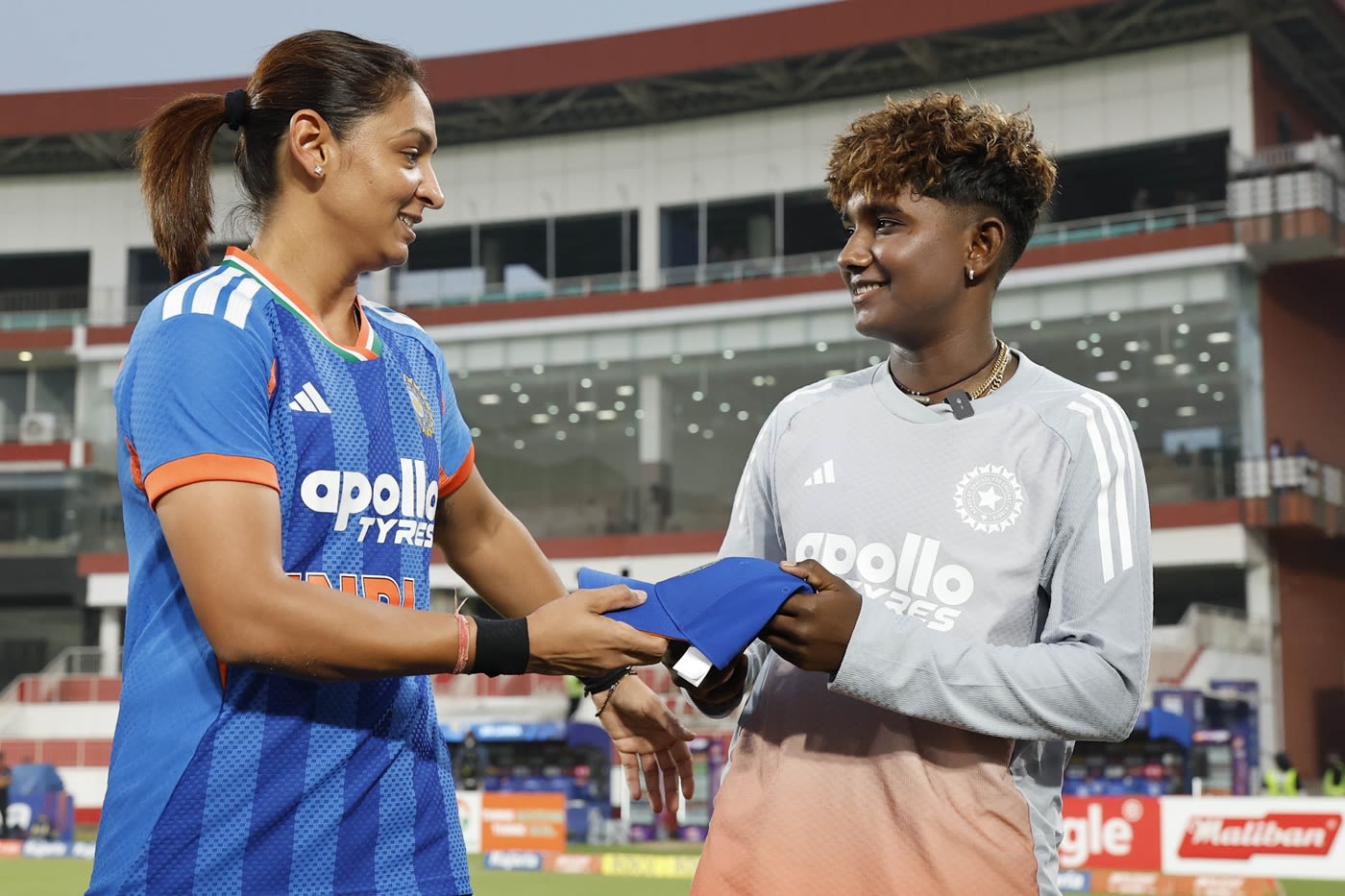 Harmanpreet Kaur presented Gunalan Kamalini her cap on T20I debut