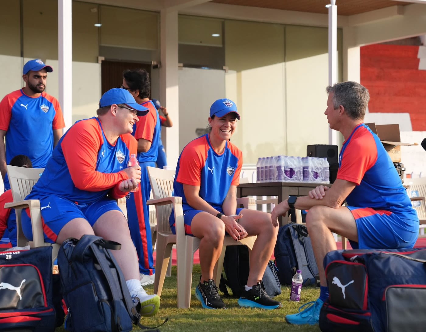 Lizelle Lee and Marizanne Kapp have a chat with head coach Jonathan Batty