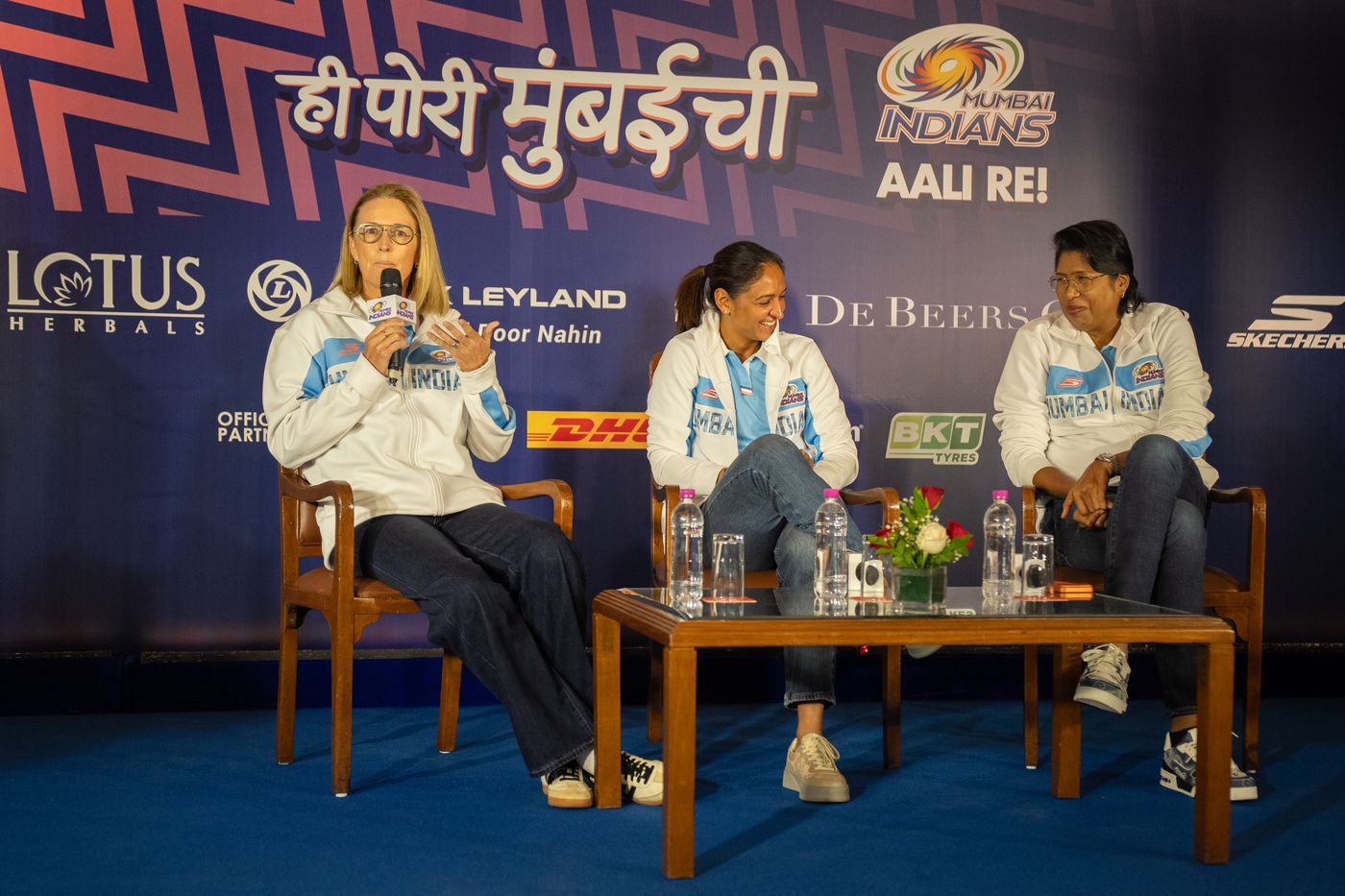 Lisa Keightley, Harmanpreet Kaur and Jhulan Goswami have a chat