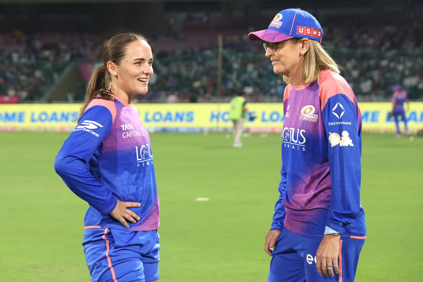 Amelia Kerr has a chat with coach Lisa Keightley