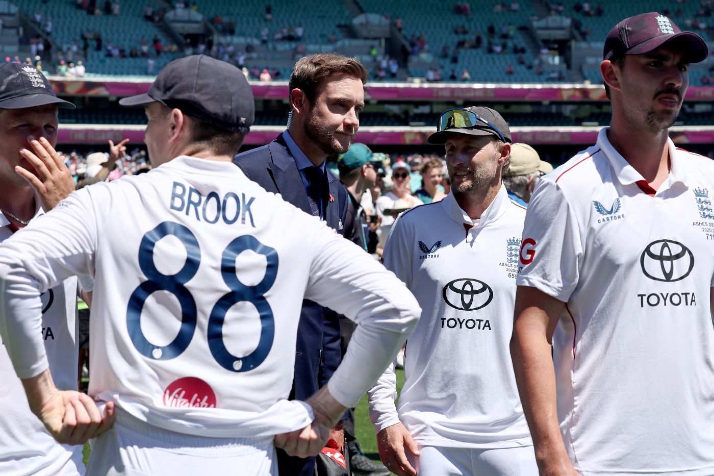 Stuart Broad talks to England's beaten players after the fifth Test at Sydney