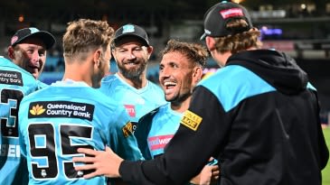 Zaman Khan's stunning final over hands Brisbane Heat come-from-behind win