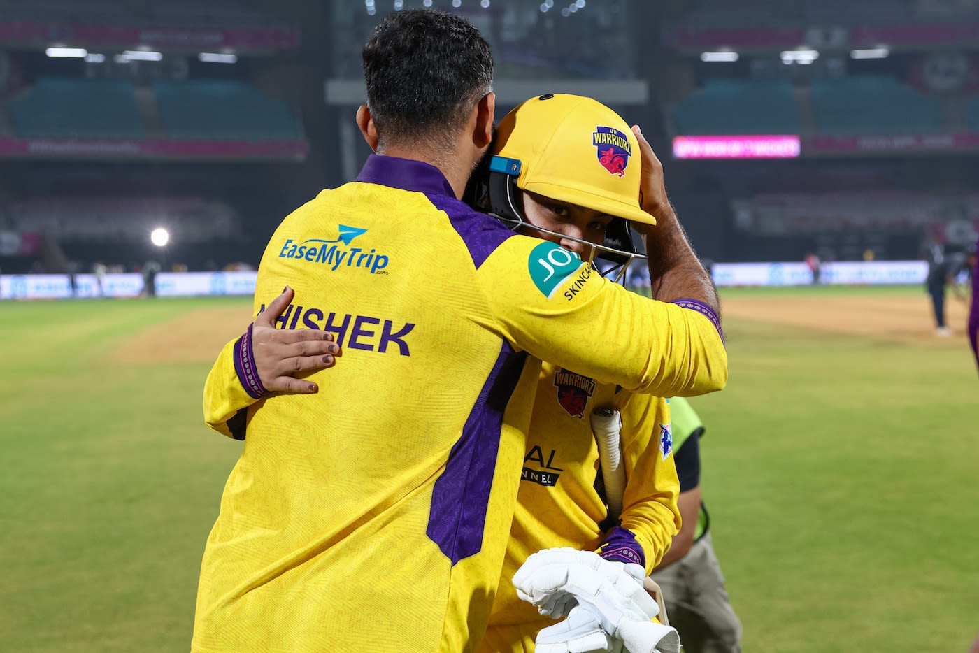 Abhishek Nayar gives Harleen Deol a hug after the win