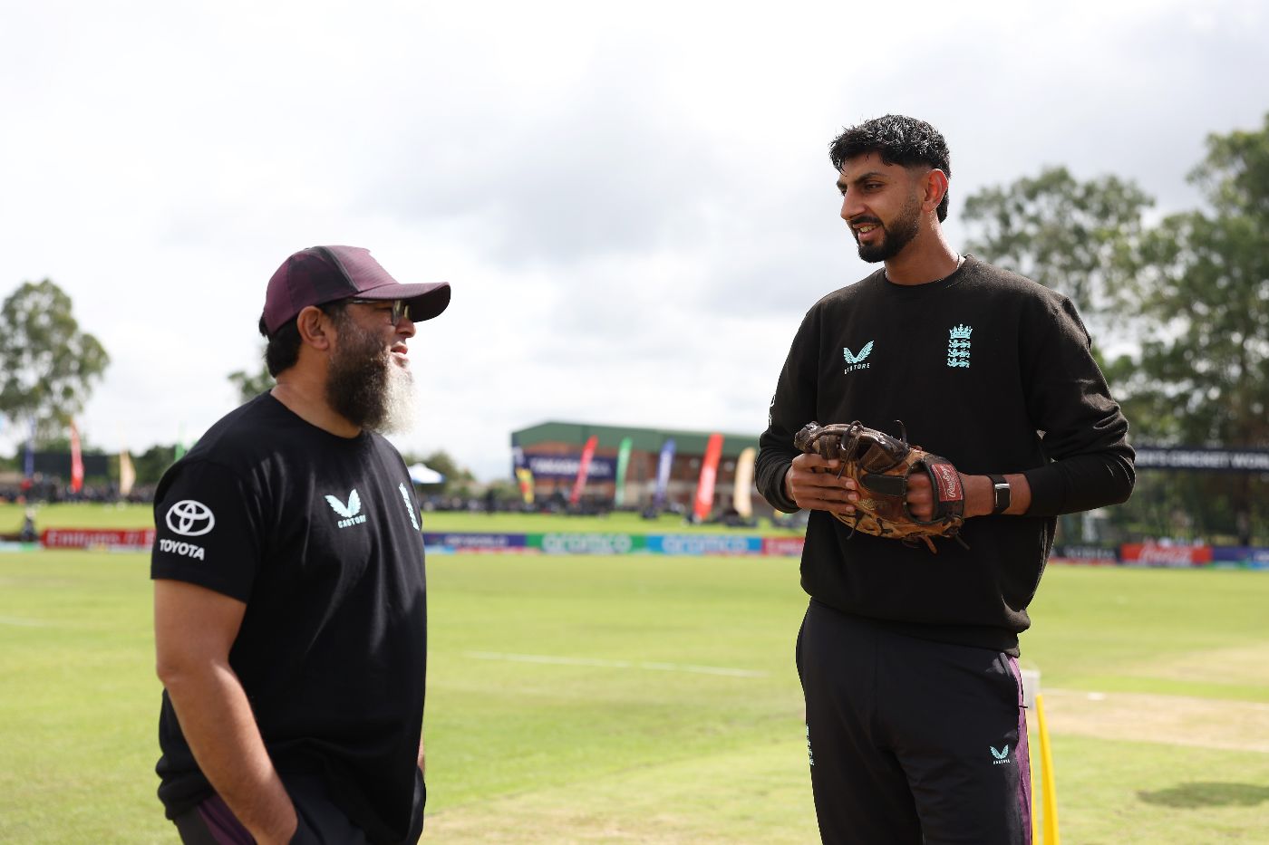 Mushtaq Ahmed and Shoaib Bashir at a training session in Zimbabwe