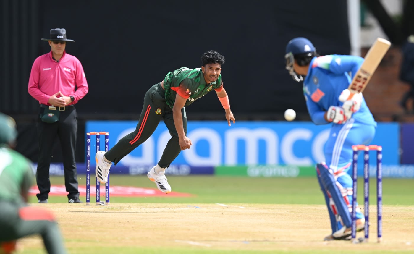 Iqbal Hossain Emon took the new ball