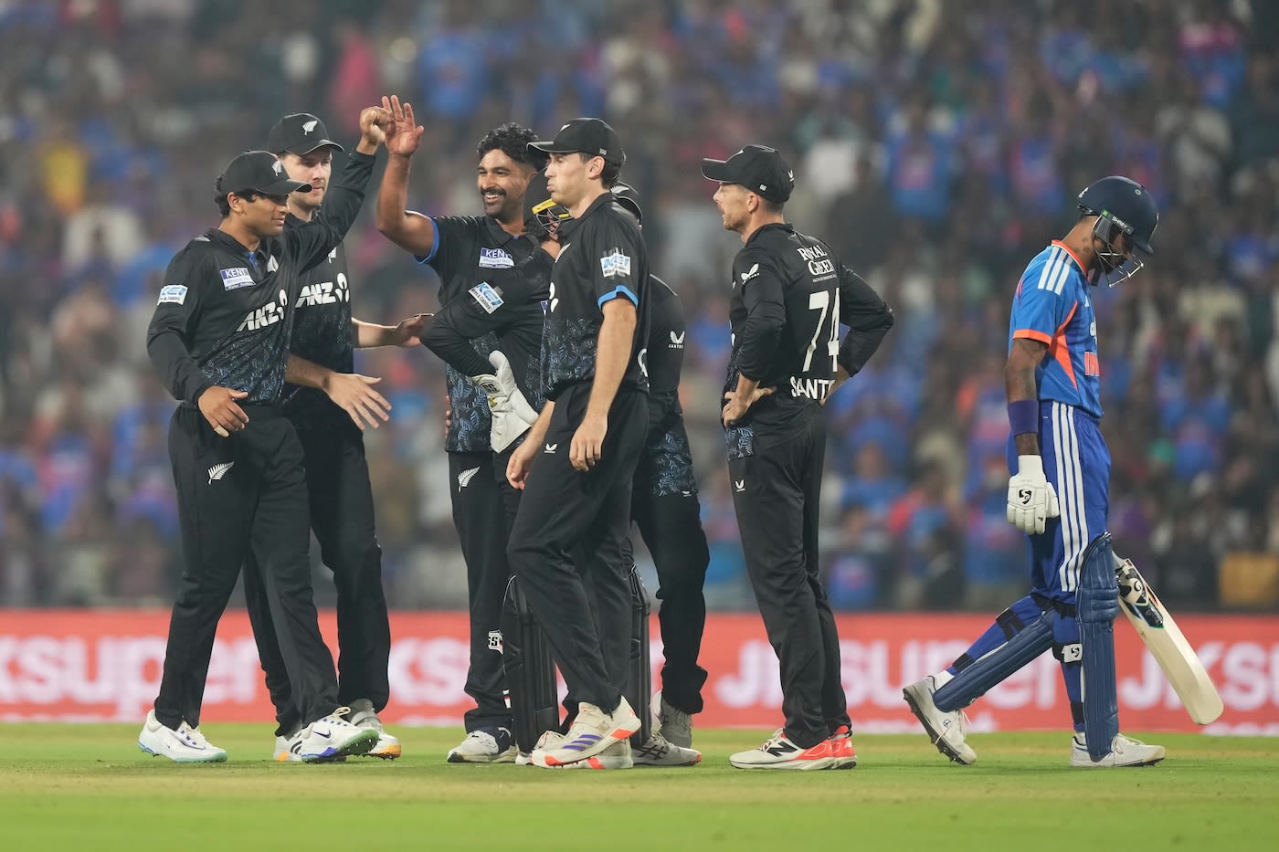 Ish Sodhi removed the dangerous Abhishek Sharma