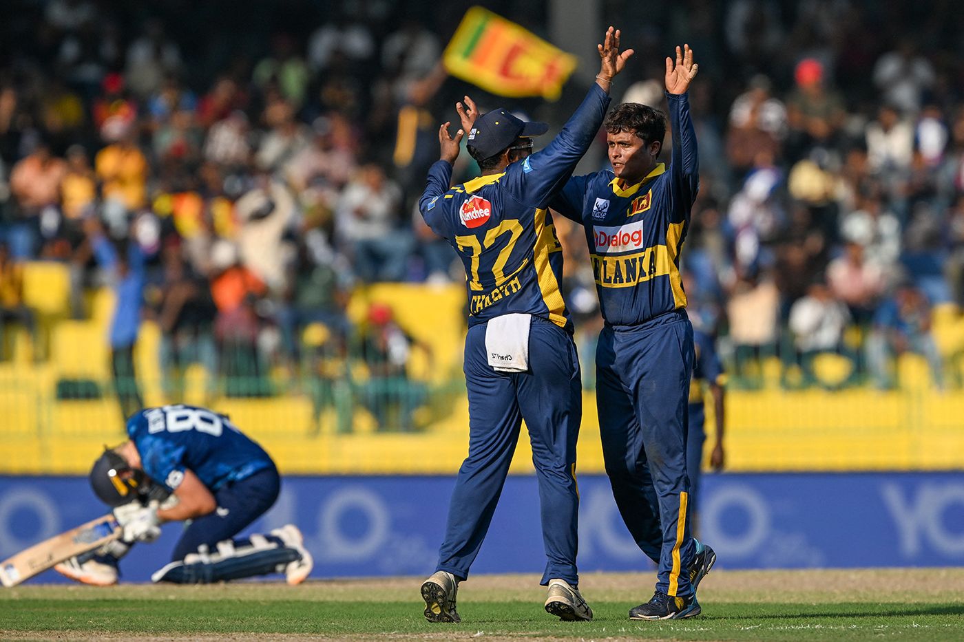 Jeffrey Vandersay broke the third-wicket stand