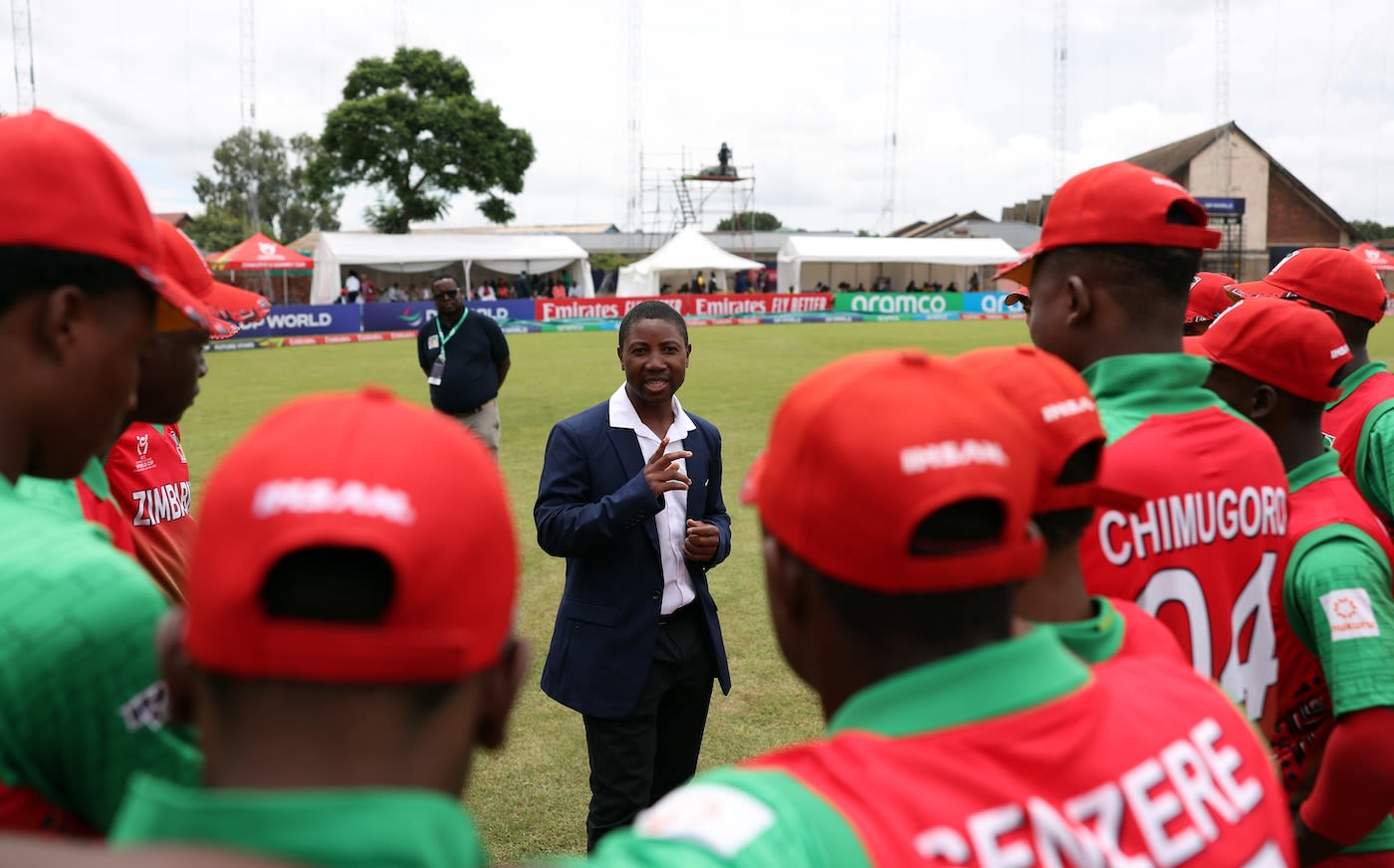 Tatenda Taibu talks to the Zimbabwe players before the match