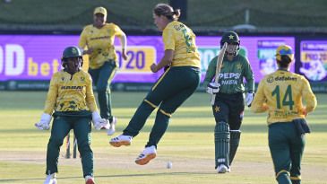 Debutant Kayla Reyneke saves South Africa despite Fatima Sana's 90