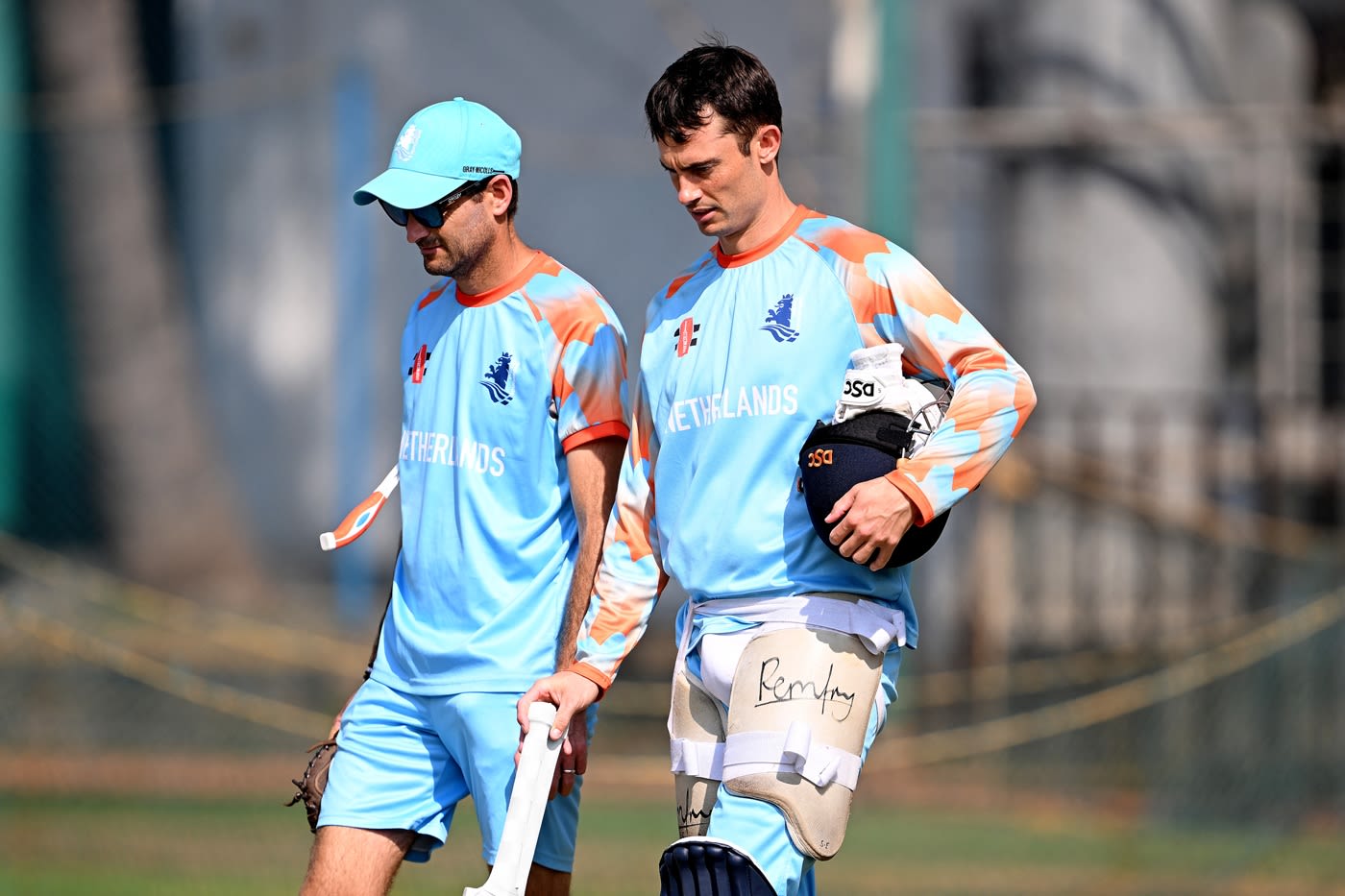 Netherlands head coach Ryan Cook and captain Scott Edwards chat