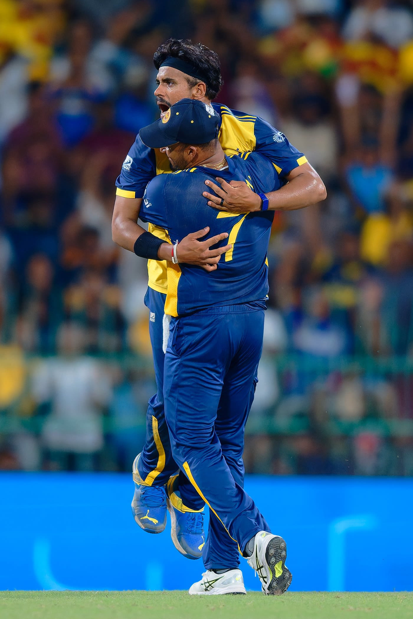 Maheesh Theekshana celebrates with Dasun Shanaka