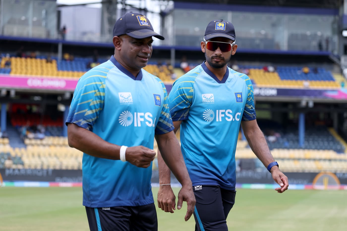 Sanath Jayasuriya and Dasun Shanaka chat before the game